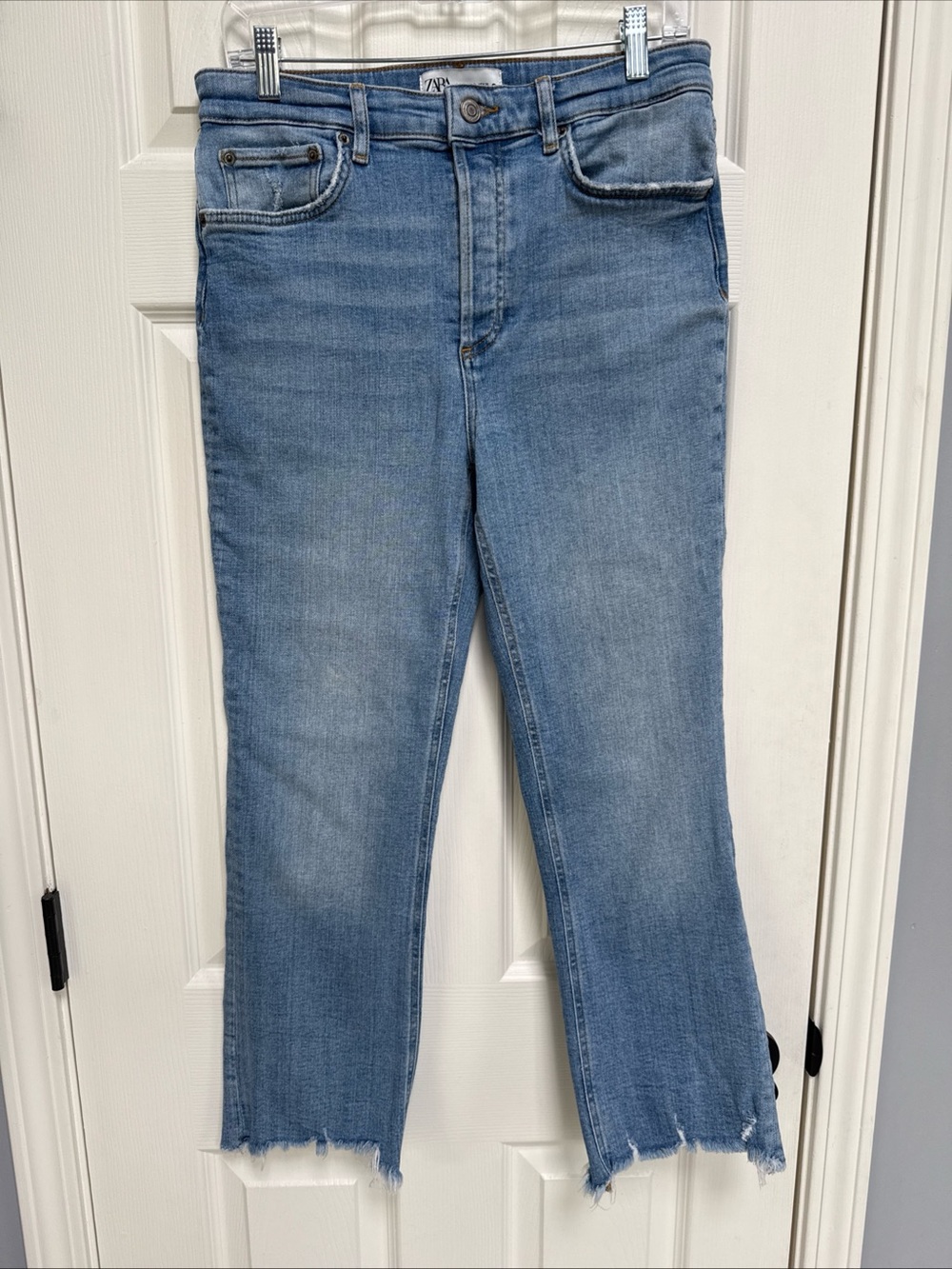 ZARA Women Light Wash Button Fly Frayed Hem Straight Leg Ankle Jeans Size 8